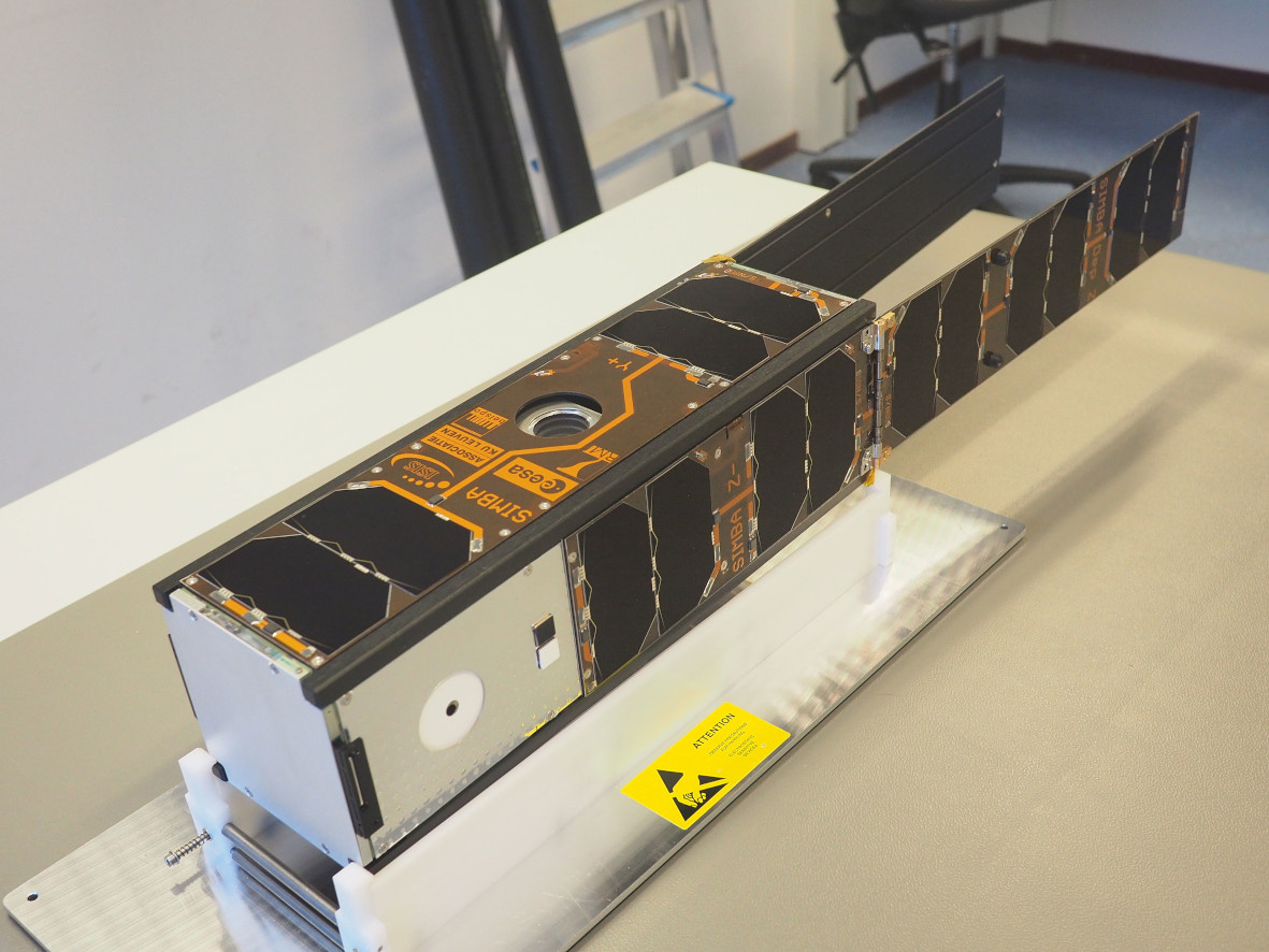 Fig 1 : Le satellite terminé avec ses panneaux solaires ouverts, tel qu'il sera dans l'espace. Seules les antennes ne sont pas encore déployées.
