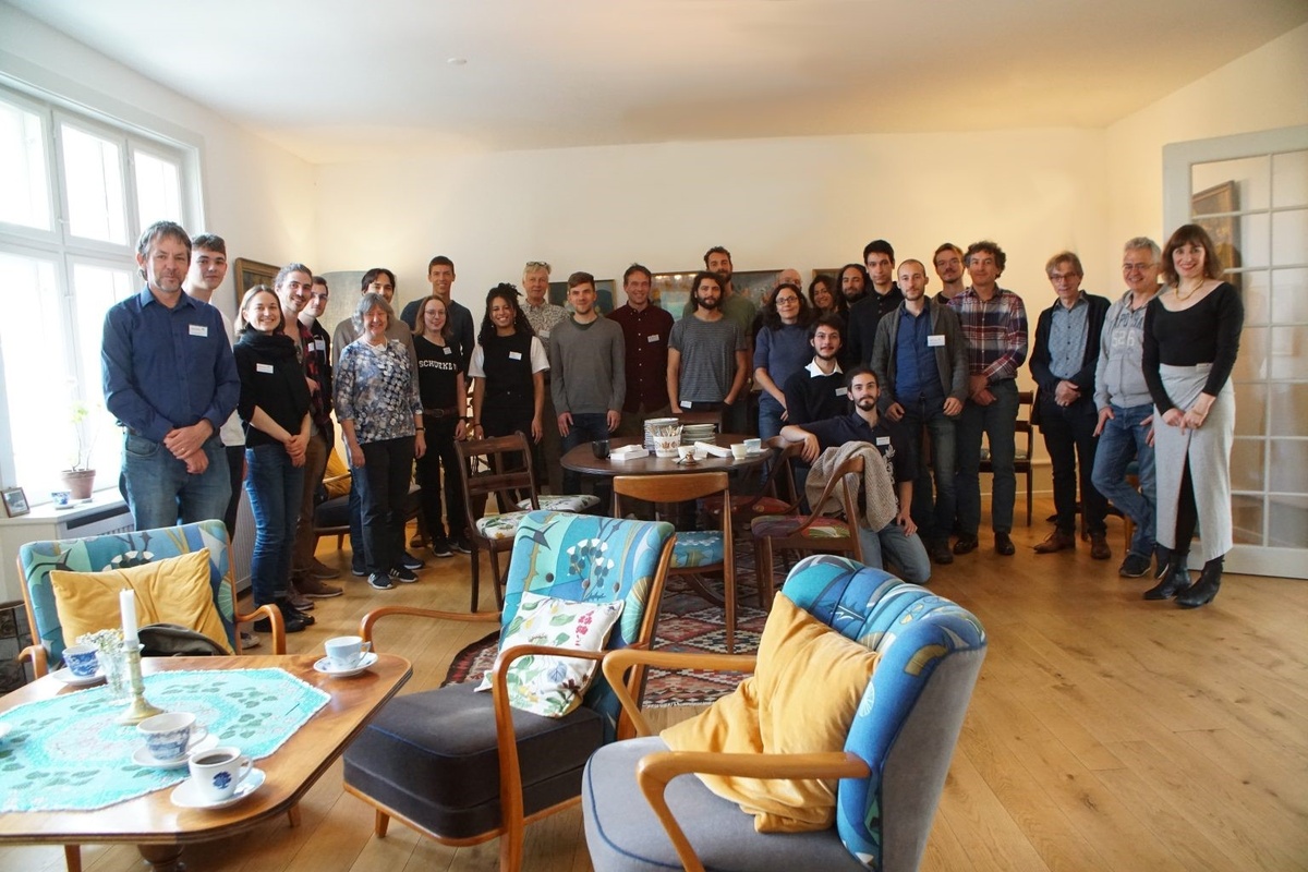 Photo 1 : Doctorants et promoteurs à l'hôtel Hornbækhus de Copenhague lors de la première réunion de formation du projet "Critical Earth" qui a eu lieu du 25 au 29 octobre (à l'époque, les restrictions de COVID-19 au Danemark permettaient une réunion physique).