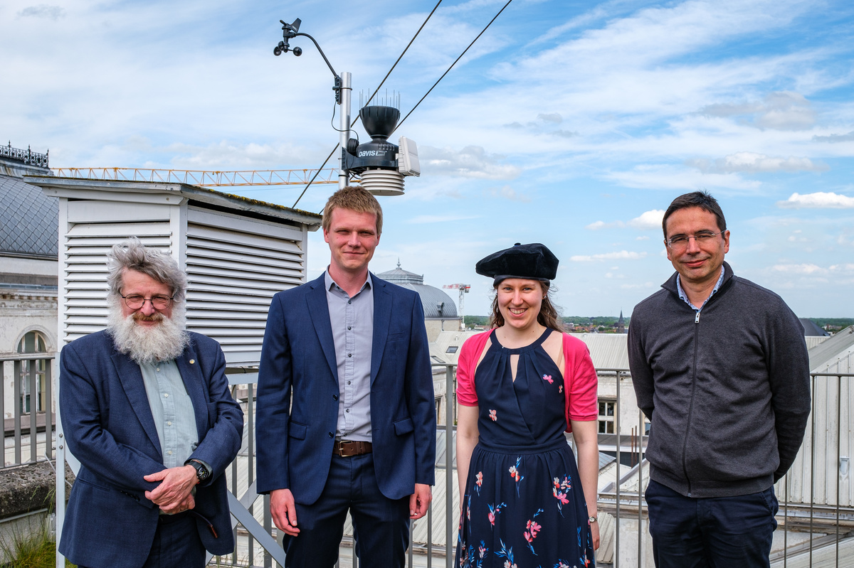 Sara Top en compagnie de ses promoteurs d'études doctorales (de gauche à droite) : Em. Prof. Dr Philippe De Maeyer, Prof. Dr Ir Steven Caluwaerts, Prof. Dr Piet Termonia.
