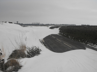 De wind kan enorme sneeuwophopingen veroorzaken, soms in de vorm van duinen.