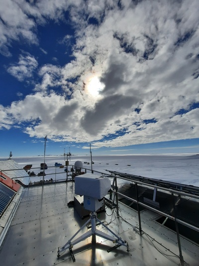 Fig. 1 : De Brewer spectrofotometer op het dak van het Prinses Elisabeth station.