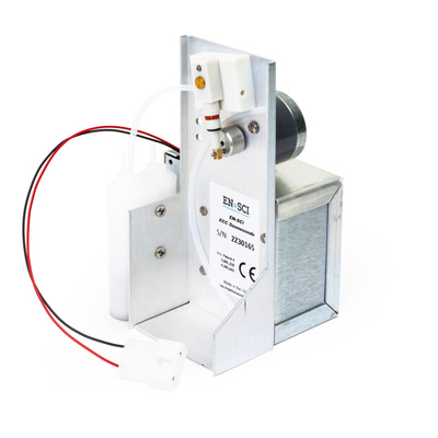 Figuur 1: Een ozonsonde, bestaande uit een pompje (achteraan) dat via Teflon-buisjes atmosferische lucht aanzuigt en leidt naar de witte Teflon cellen links, die gevuld zijn met electrochemische oplossingen. Dit instrument wordt wel in een piepschuim doos gelanceerd met een weerballon, om te verhinderen dat de oplossingen bevriezen. Via een connectie met een radiosonde (https://ozone.meteo.be/instruments-and-observation-techniques/radiosondes) worden de gegevens real-time verzonden naar het ontvangstsysteem te Ukkel © www.en-sci.com