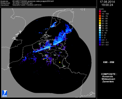 Een smalle maar vrij hevige lijn met regenbuien trekt vanaf het noordwesten door ons land. De neerslag begint en eindigt in de meeste gebieden plotseling.