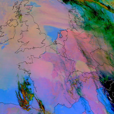 Image composite infra-rouge mettant en évidence les traînées de condensation des avions s'étendant du nord de l’Italie jusqu'en Belgique via l’est de la France.